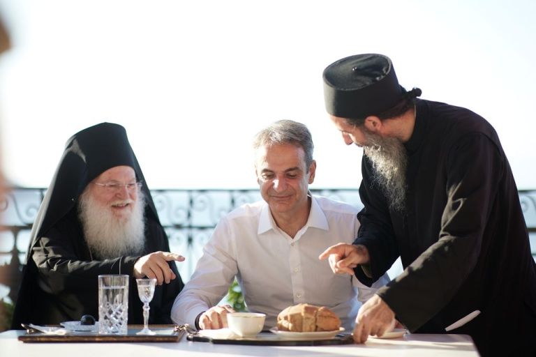 Μητσοτάκης: Επίσκεψη στην Ιερά Μονή Βατοπεδίου – Τον υποδέχτηκε ο ηγούμενος Εφραίμ