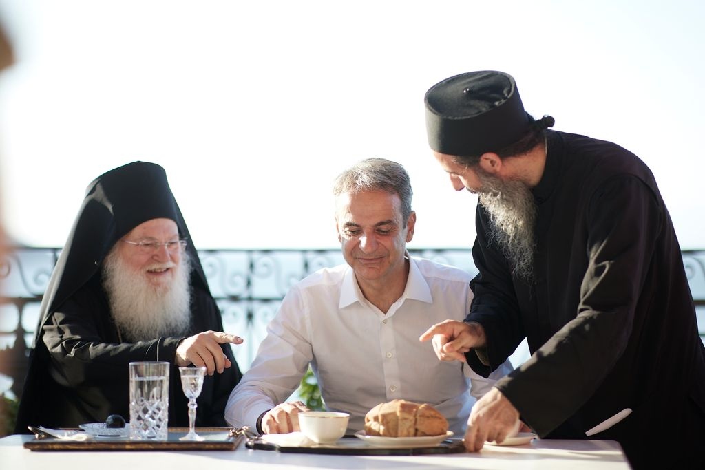 Μητσοτάκης: Επίσκεψη στην Ιερά Μονή Βατοπεδίου – Τον υποδέχτηκε ο ηγούμενος Εφραίμ