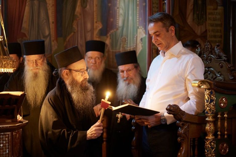 Στη Μονή Σίμωνος Πέτρας ο Μητσοτάκης – Οι μοναχοί τέλεσαν τρισάγιο στη μνήμη των γονέων του