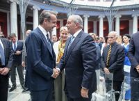 Γιατί ο Μητσοτάκης πετάει τώρα το γάντι στον Καραμανλή; Γιατί ο Μητσοτάκης πετάει τώρα το γάντι στον Καραμανλή;