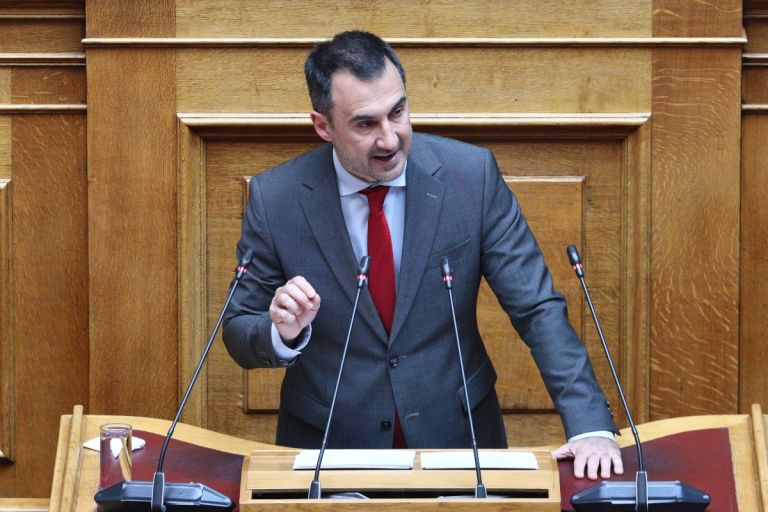 Χαρίτσης: Μελόνι και Όρμπαν η πολιτική οικογένεια Μητσοτάκη