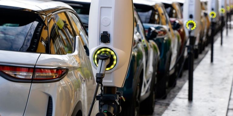 Η Βρετανία ενισχύει τις πωλήσεις ηλεκτρικών οχημάτων με νέες επιδοτήσεις