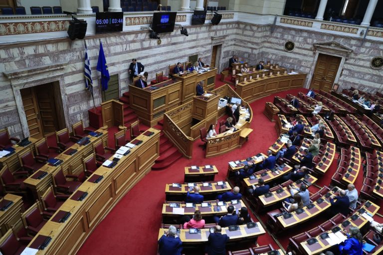 “Καύσωνας” στη Βουλή: Ημερομηνίες για ΟΠΕΚΕΠΕ και Τέμπη