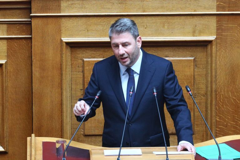 Ο Ανδρουλάκης ετοιμάζεται για μετωπική σύγκρουση με τον Μητσοτάκη