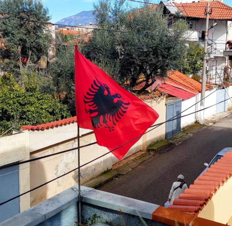 «Κόκκινη Πατρίδα»: Οι Αλβανοί μιμούνται τον Ερντογάν και απλώνουν χάρτες
