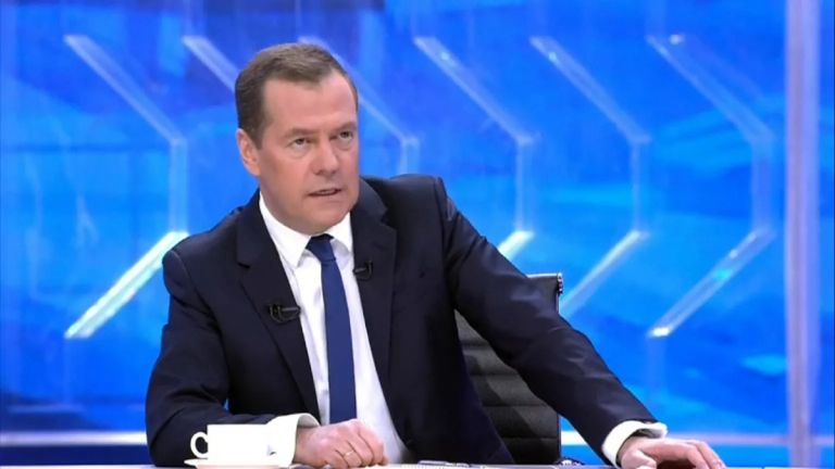 Απειλεί ο Μεντβέντεφ: Αντέχουμε τις κυρώσεις, κλιμακώνουμε στην Ουκρανία