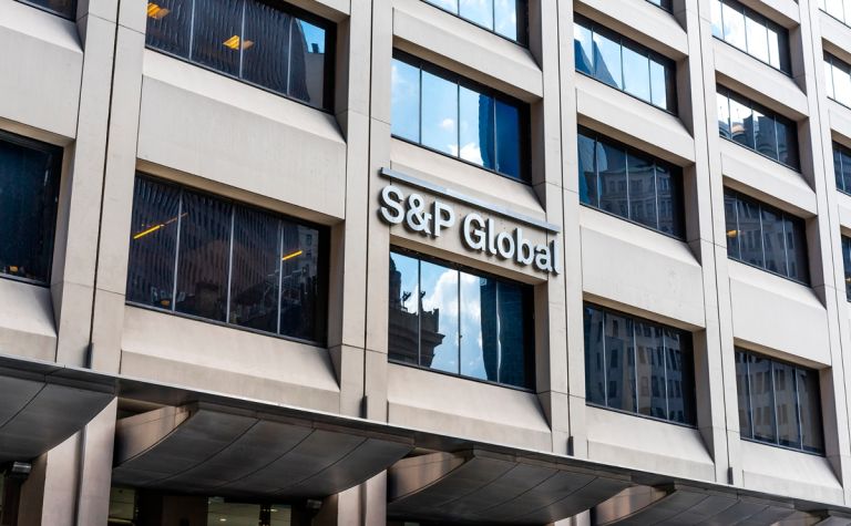 S&P: Η Ελλάδα στις χώρες που βγήκαν ισχυρότερες από την πανδημία