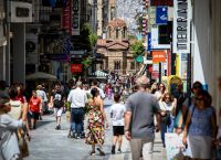 Ανοιχτά σήμερα τα καταστήματα για τις θερινές εκπτώσεις Ανοιχτά σήμερα τα καταστήματα για τις θερινές εκπτώσεις