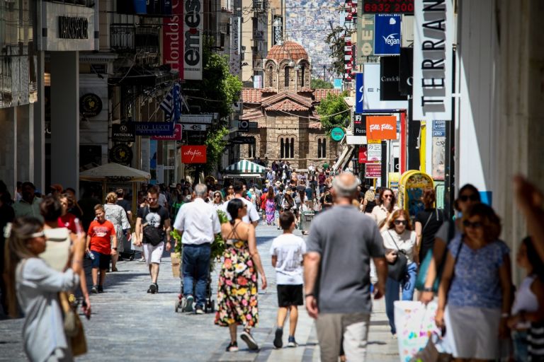 Ανοιχτά σήμερα τα καταστήματα για τις θερινές εκπτώσεις