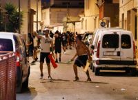 Ισπανία: Τρίτο βράδυ ταραχών ανάμεσα σε ακροδεξιούς και μετανάστες Ισπανία: Τρίτο βράδυ ταραχών ανάμεσα σε ακροδεξιούς και μετανάστες