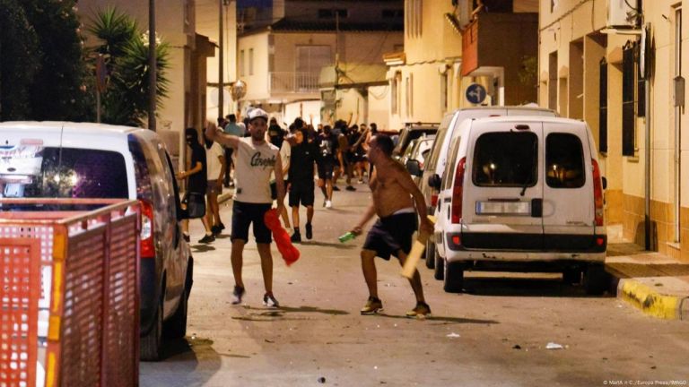 Ισπανία: Τρίτο βράδυ ταραχών ανάμεσα σε ακροδεξιούς και μετανάστες
