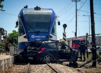 Η στιγμή της σύγκρουσης του συρμού του Προαστιακού με το ΙΧ στην Πάτρα [vid]