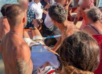 Τρόμος στη Δονούσα: Ομπρέλα καρφώθηκε στο πόδι λουόμενης! Τρόμος στη Δονούσα: Ομπρέλα καρφώθηκε στο πόδι λουόμενης!