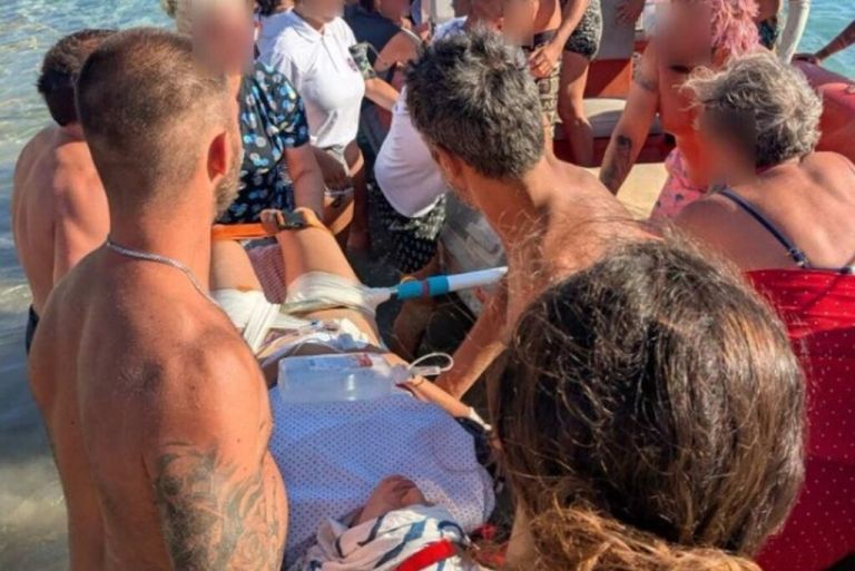 Τρόμος στη Δονούσα: Ομπρέλα καρφώθηκε στο πόδι λουόμενης!