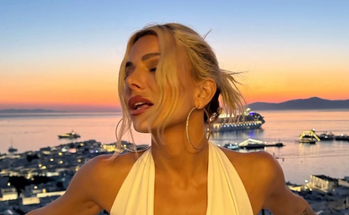 Ζόζεφιν με λευκό φόρεμα και βαθύ ντεκολτέ στη Μύκονο – “Το ηλιοβασίλεμα εδώ είναι διαφορετικό”