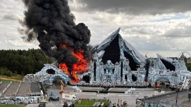 Tomorrowland: Οι διοργανωτές λένε ότι το φεστιβάλ θα γίνει μετά τη καταστροφή της σκηνής από πυρκαγιά