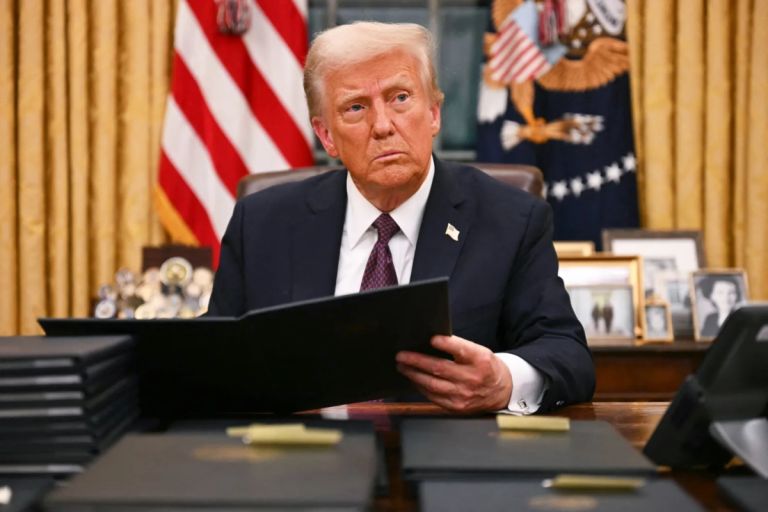 Trump: Αξιώνει αποζημίωση 10 δισ. δολαρίων με μήνυση κατά της Wall Street Journal για την υπόθεση Έπσταϊν