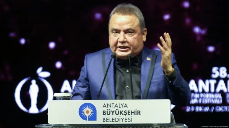 Τουρκία: Η κυβέρνηση έπαυσε τον δήμαρχο Αττάλειας για διαφθορά