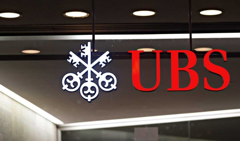 UBS: Ποια θα είναι η επίπτωση για την Ελλάδα από τους δασμούς Τραμπ