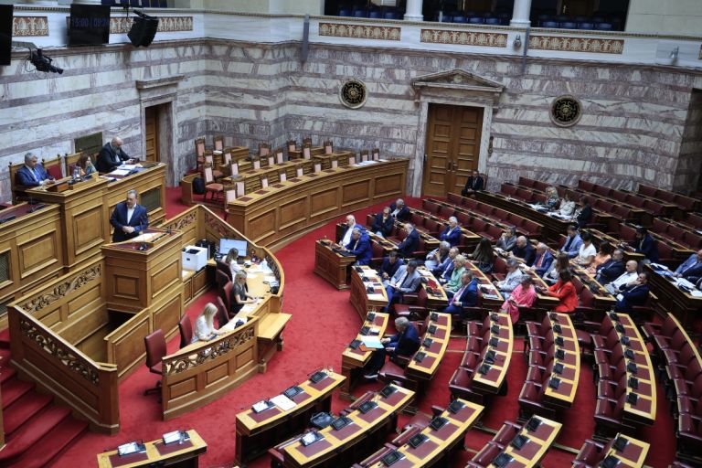 Βουλή: Σε ευθεία σύγκρουση για Μεταναστευτικό και ΟΠΕΚΕΠΕ