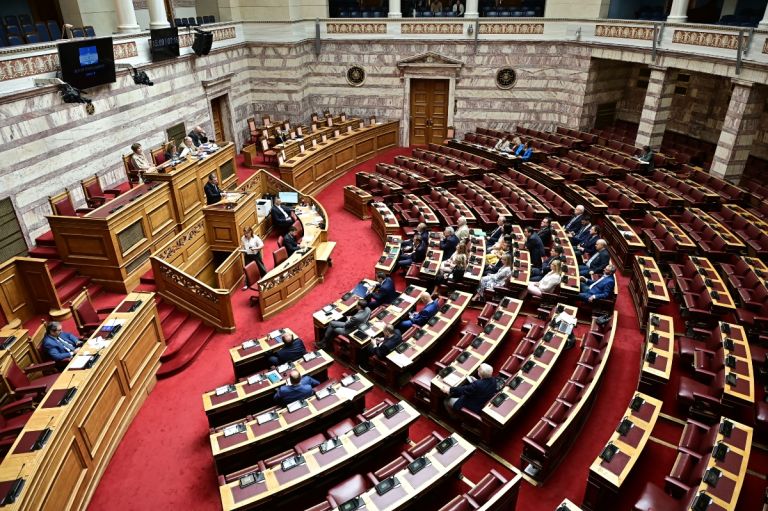 Στα χαρακώματα κόμματα και πολιτικοί για τον ΟΠΕΚΕΠΕ ενόψει της Βουλής
