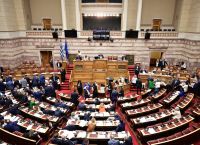 Πολιτικός καύσωνας εν μέσω θέρους Πολιτικός καύσωνας εν μέσω θέρους