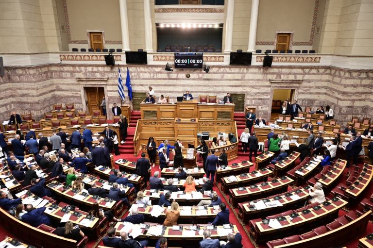 Πολιτικός καύσωνας εν μέσω θέρους