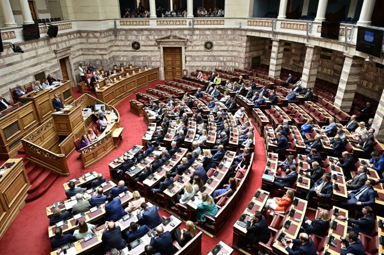 Σκληρό ροκ στη Βουλή: “Βασιλιάς της ατιμωρησίας” και “Ηθική α λα καρτ”