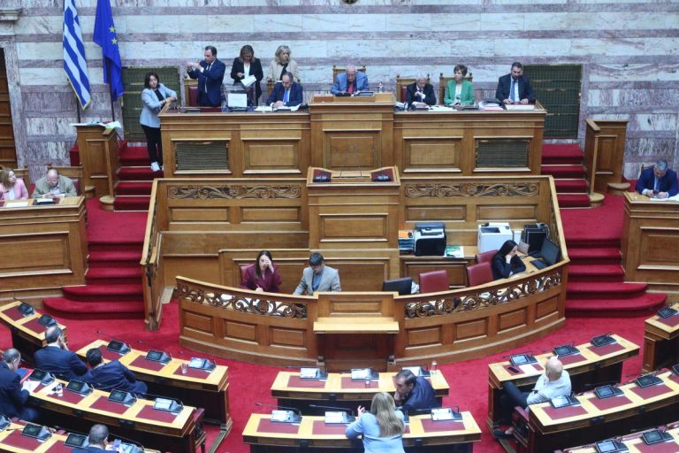 Πολεμικό κλίμα στη Βουλή ενόψει της κρίσιμης εβδομάδας