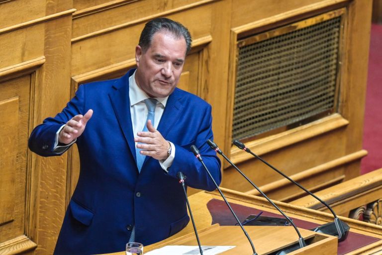 Ο Άδωνις Γεωργιάδης θωρακίζει τους ανηλίκους: Νόμος-τομή κατά του καπνού και του αλκοόλ για τη νέα γενιά