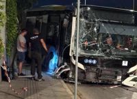 «Ακυβέρνητο» λεωφορείο για 150 μέτρα στη λεωφόρο Βουλιαγμένης–Ανέβηκε στο πεζοδρόμιο,ξήλωσε κολόνες φωτισμού «Ακυβέρνητο» λεωφορείο για 150 μέτρα στη λεωφόρο Βουλιαγμένης–Ανέβηκε στο πεζοδρόμιο,ξήλωσε κολόνες φωτισμού