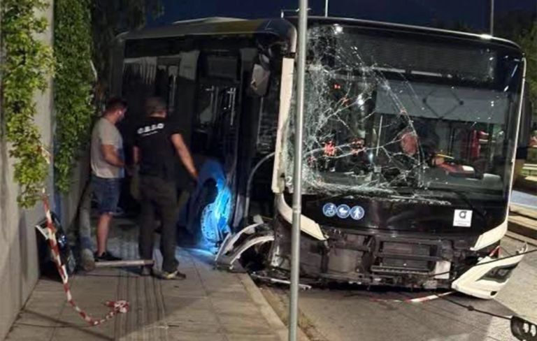 «Ακυβέρνητο» λεωφορείο για 150 μέτρα στη λεωφόρο Βουλιαγμένης–Ανέβηκε στο πεζοδρόμιο,ξήλωσε κολόνες φωτισμού