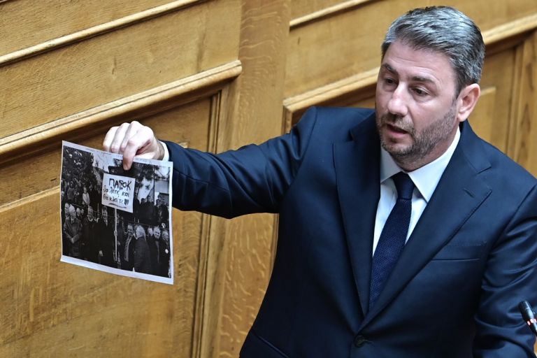 Ανδρουλάκης σε κυβέρνηση: «Εσείς με τη φανέλα της διαφθοράς, εμείς με της διαφάνειας»