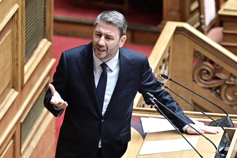 Ανδρουλάκης κατά Μητσοτάκη: Από τους «μπλε φακέλους» στα «μπλε φακελάκια»