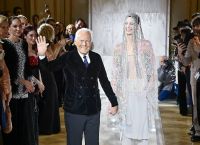 Giorgio Armani: 50 Χρόνια Σιωπηλής Δύναμης-Ταξίδι πέντε δεκαετιών σε κομψότητα,χαρακτήρα και δημιουργικότητα Giorgio Armani: 50 Χρόνια Σιωπηλής Δύναμης-Ταξίδι πέντε δεκαετιών σε κομψότητα,χαρακτήρα και δημιουργικότητα