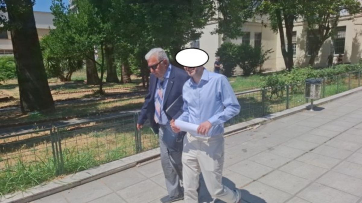 Χαμογελαστός στα δικαστήρια ο Βολιώτης δημοσιογράφος που κατηγορείται ότι εκβίαζε τη Ζέττα Μακρή