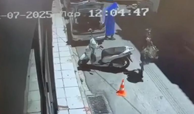 Αγία Παρασκευή: Βίντεο από τη στιγμή που ο δράστης καλυμμένος με κουβέρτα κατευθύνεται προς την Porsche