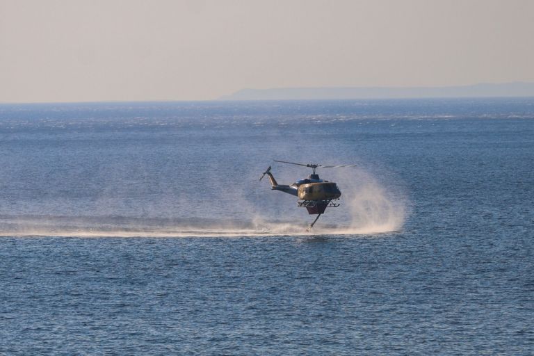 Αναγκαστική προσθαλάσσωση πυροσβεστικού ελικοπτέρου στην Ελευσίνα – Καλά στην υγεία τους οι χειριστές