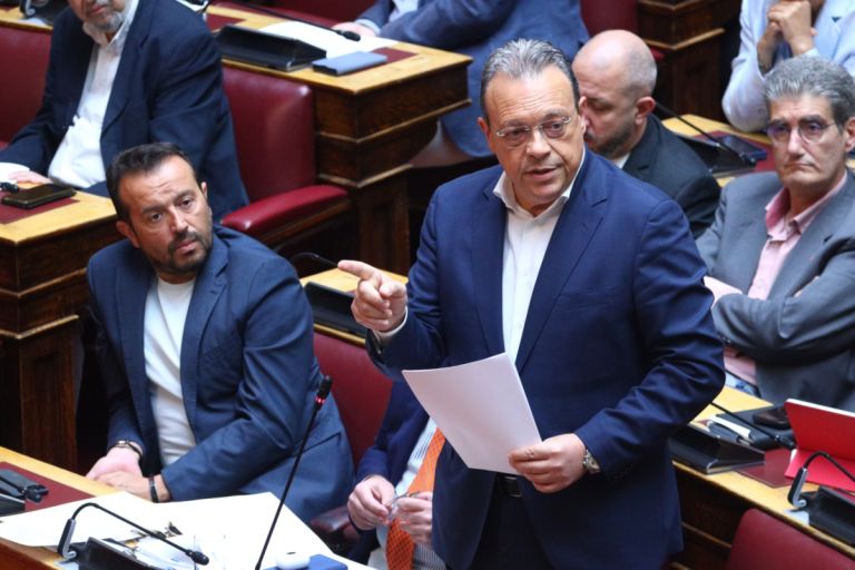 Σκληρή επίθεση Φάμελλου: «Έχει το ηθικό βάρος η ΝΔ να κάθεται στα έδρανα;»