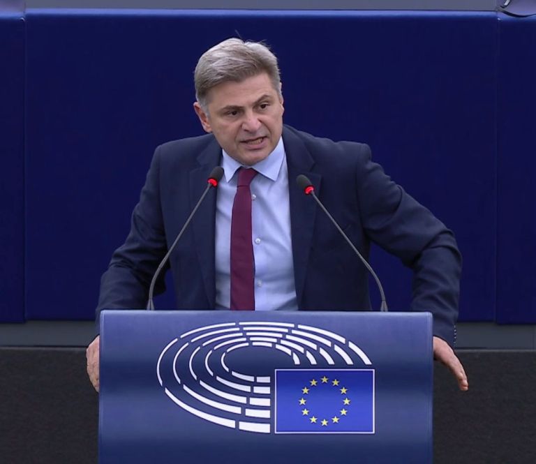 Φαραντούρης: Νονός εγκληματικής οργάνωσης ο Μητσοτάκης–Ο ΣΥΡΙΖΑ έχει επιλέξει θεσμικής κατηφόρας λέει η ΝΔ