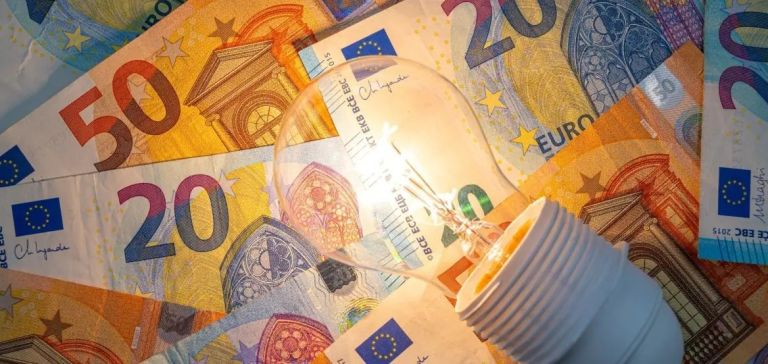 «Ασπίδα» από την κυβέρνηση για το φόρο άνθρακα σε ευάλωτα νοικοκυριά