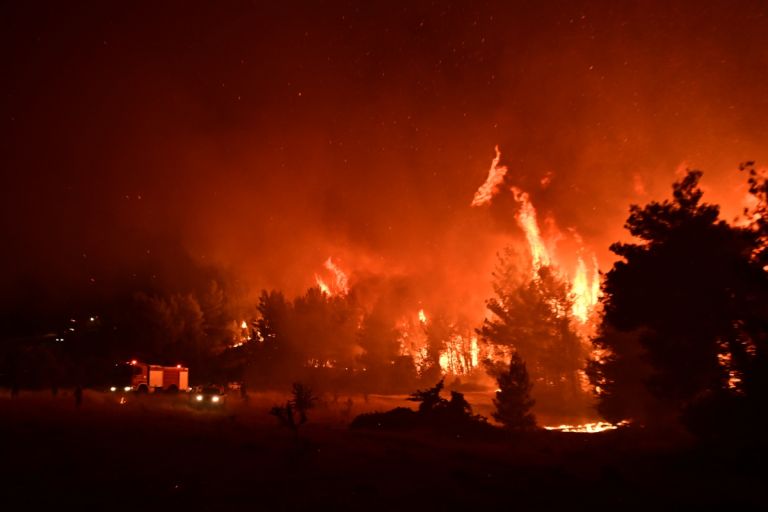 Εκτός ελέγχου η φωτιά στον Ωρωπό:Ολονύχτια μάχη με τις φλόγες-Φόβοι για επέκταση πύρινου μετώπου στην Πάρνηθα