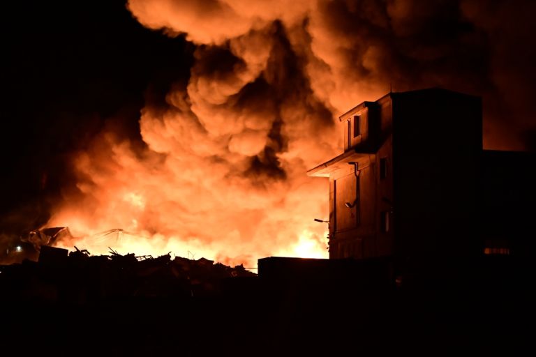Φωτιά τώρα: Σε εργοστάσιο στα Μέγαρα, Καίγονται πλαστικά, μαύροι καπνοί στην περιοχή – Ήχησε το 112