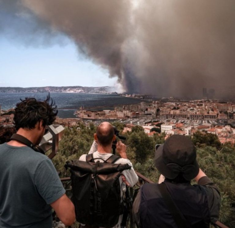 Γαλλία: Σκηνές Αποκάλυψης από την φωτιά κοντά στη Μασσαλία – Έκλεισε το αεροδρόμιο