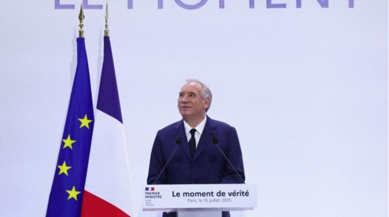 «Κοινωνικός και οικονομικός κατήφορος»: Σφοδρές αντιδράσεις στη Γαλλία για το μνημόνιο Μπαϊρού