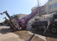 Γερανός εκτός ελέγχου έπεσε σε διώροφο σπίτι στο Περιστέρι [vid,pics]