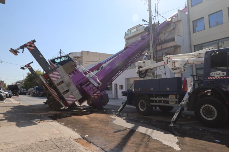 Γερανός εκτός ελέγχου έπεσε σε διώροφο σπίτι στο Περιστέρι [vid,pics]