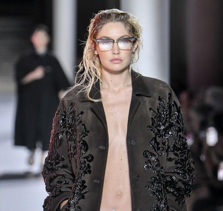 Ατημέλητο look με υπογραφή Prada: Τα «depression hair» που όλοι μιλούν