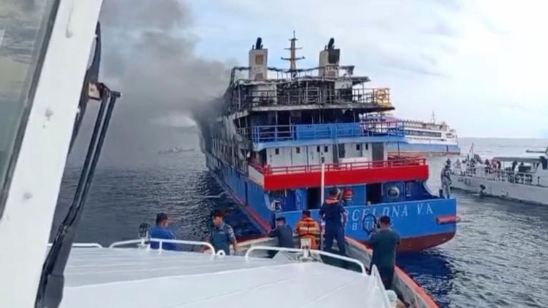 Φρίκη στην Ινδονησία: Τουρίστες πήδαγαν στη θάλασσα για να σωθούν από πλοίο που φλεγόταν!