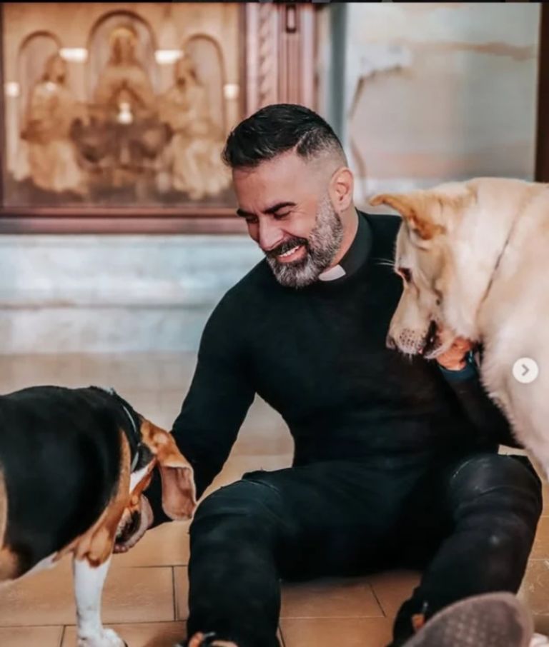 «Ιερείς-influencers»: Το Βατικανό φέρνει την πίστη στο TikTok
